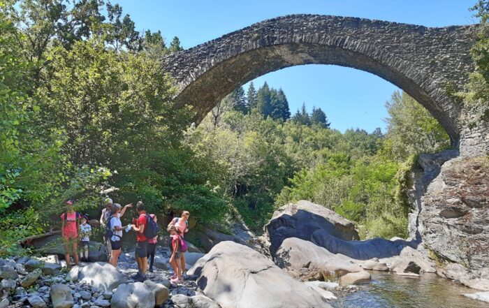 un momento dell'escursione sul fiume con un antico ponte
