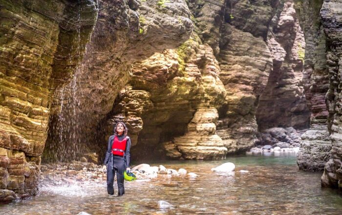 Trekking fluviale negli Stretti di Giaredo, un canyon in Lunigiana Toscana.