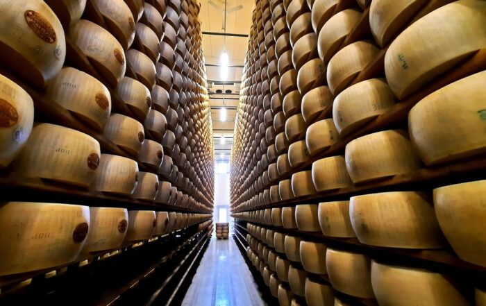 La sala di stagionatura del Parmigiano al caseificio di Borgotaro