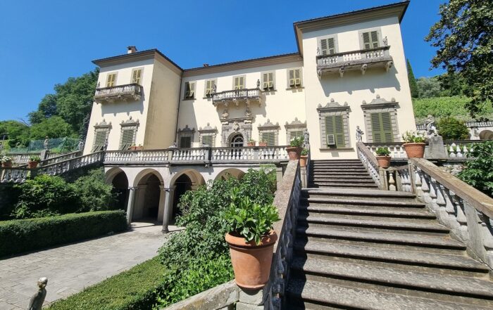 Facciata e ingresso a Villa Dosi Delfini