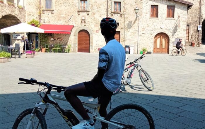 In bici nel borgo di Filetto durante una attività per giovani nell'ambito del progetto Futuro Aperto