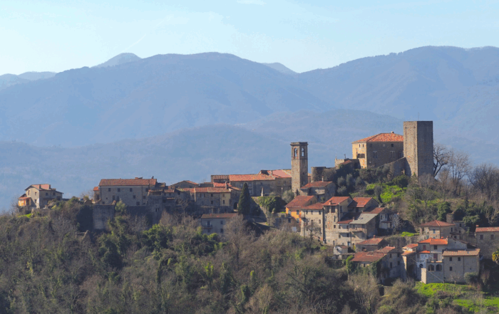 Riapre il Castello di Castiglione del Terziere con visite guidate al borgo e alla dimora, antica custode di opere d'arte straordinarie.