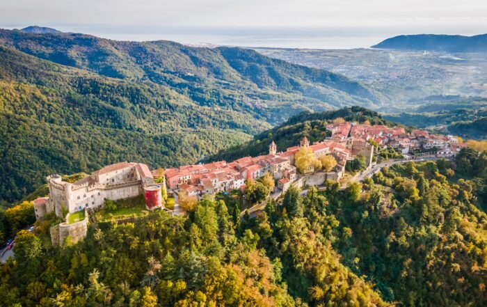 Guide Turistiche e visite guidate a Fosdinovo, terra dei Malaspina, borgo medievale della Lunigiana nel nord della Toscana.