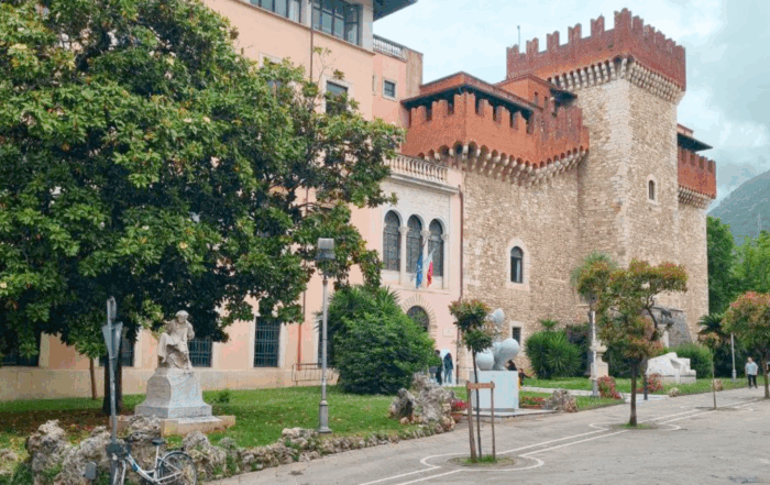 Visite guidate e degustazioni gratuite nel centro storico di Carrara, in Toscana, per scoprire arte, storia e sapori del territorio.
