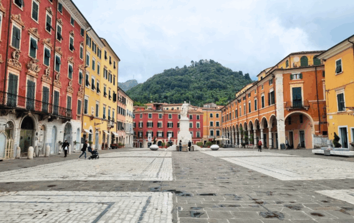 Visite guidate e degustazioni gratuite nel centro storico di Carrara, in Toscana, per scoprire arte, storia e sapori del territorio.