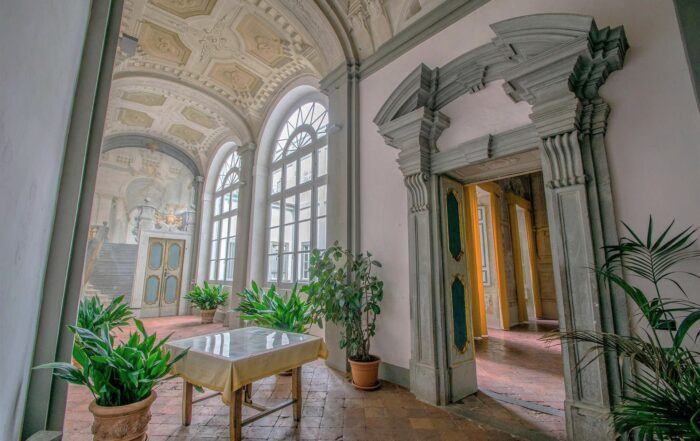 Scopri Palazzo Dosi Magnavacca con le nuove aperture 2025 tra affreschi e scene mitologiche nel cuore della Pontremoli Barocca.