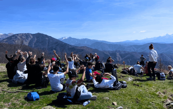 Ragazzi sui prati dove pascolano gli animali dell'Agriturismo Montagna Verde nei mesi primaverili ed estivi, nel Parco Nazionale dell'Appennino Tosco-Emiliano.