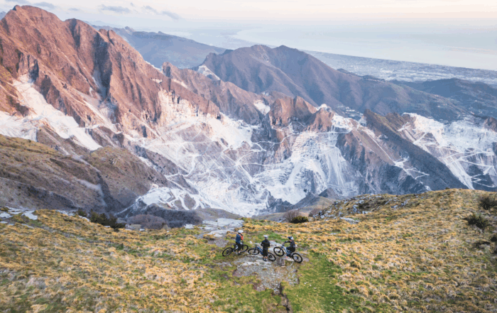 Scopri i Wild Ride Experience di Sigeric e seguici per un’indimenticabile MTB Tour tra mare, montagna e borghi in Toscana e Liguria.