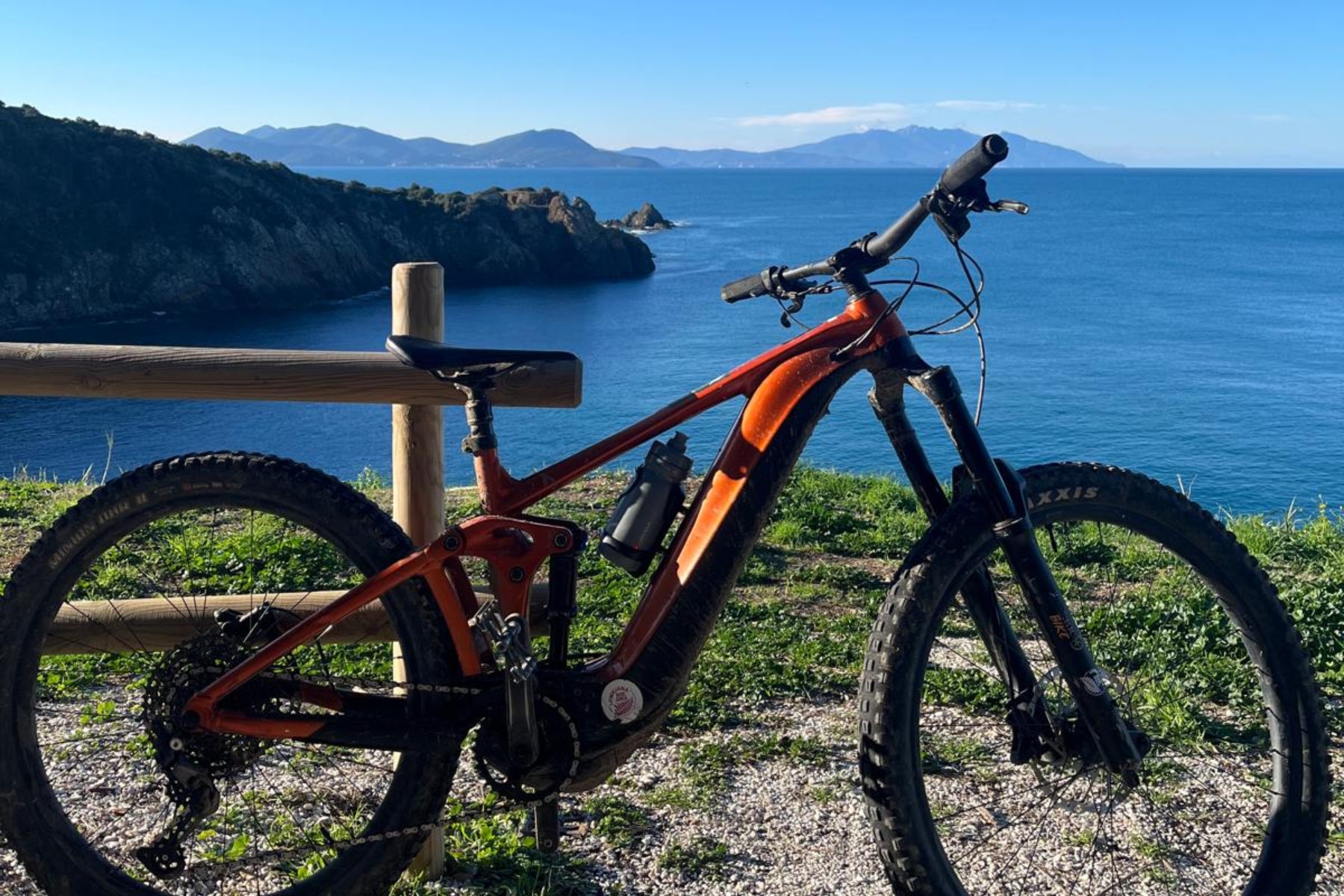 Calendario MTB Wild Ride Experience 2026: tour MTB ed E-MTB guidati tra Liguria e Riviera Apuana, tra trail enduro, mare e montagna.