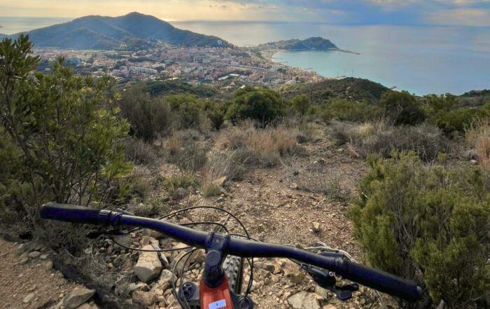 Calendario MTB Wild Ride Experience 2026: tour MTB ed E-MTB guidati tra Liguria e Riviera Apuana, tra trail enduro, mare e montagna.