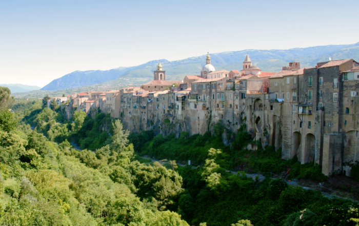 La storia longobarda con Sigeric: viaggio a Benevento e Sannio tra borghi, castelli e tradizioni enogastronomiche.