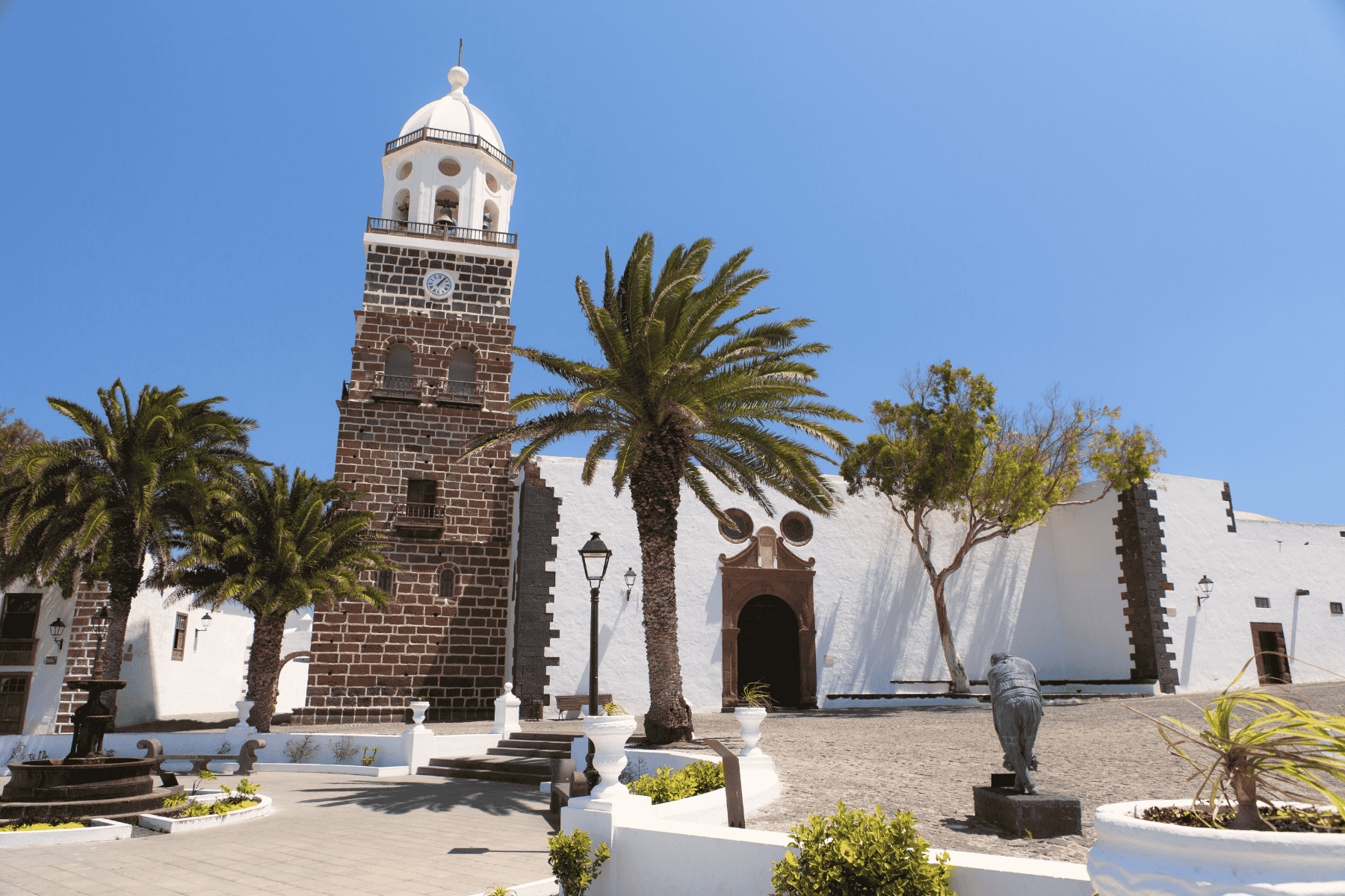 Lanzarote: vulcani, arte e tradizioni dal 22 al 29 novembre 2026 Scopri Lanzarote tra paesaggi vulcanici, spiagge selvagge, villaggi storici, visite guidate, degustazioni e le opere di César Manrique.