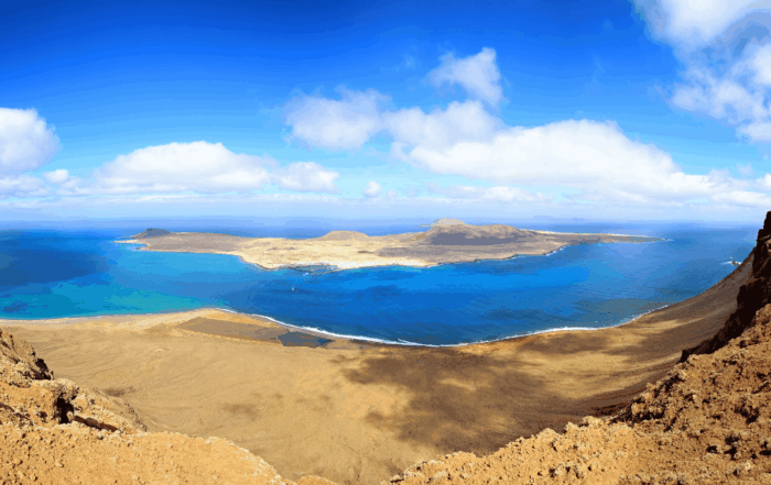 Lanzarote: vulcani, arte e tradizioni dal 22 al 29 novembre 2026 Scopri Lanzarote tra paesaggi vulcanici, spiagge selvagge, villaggi storici, visite guidate, degustazioni e le opere di César Manrique.