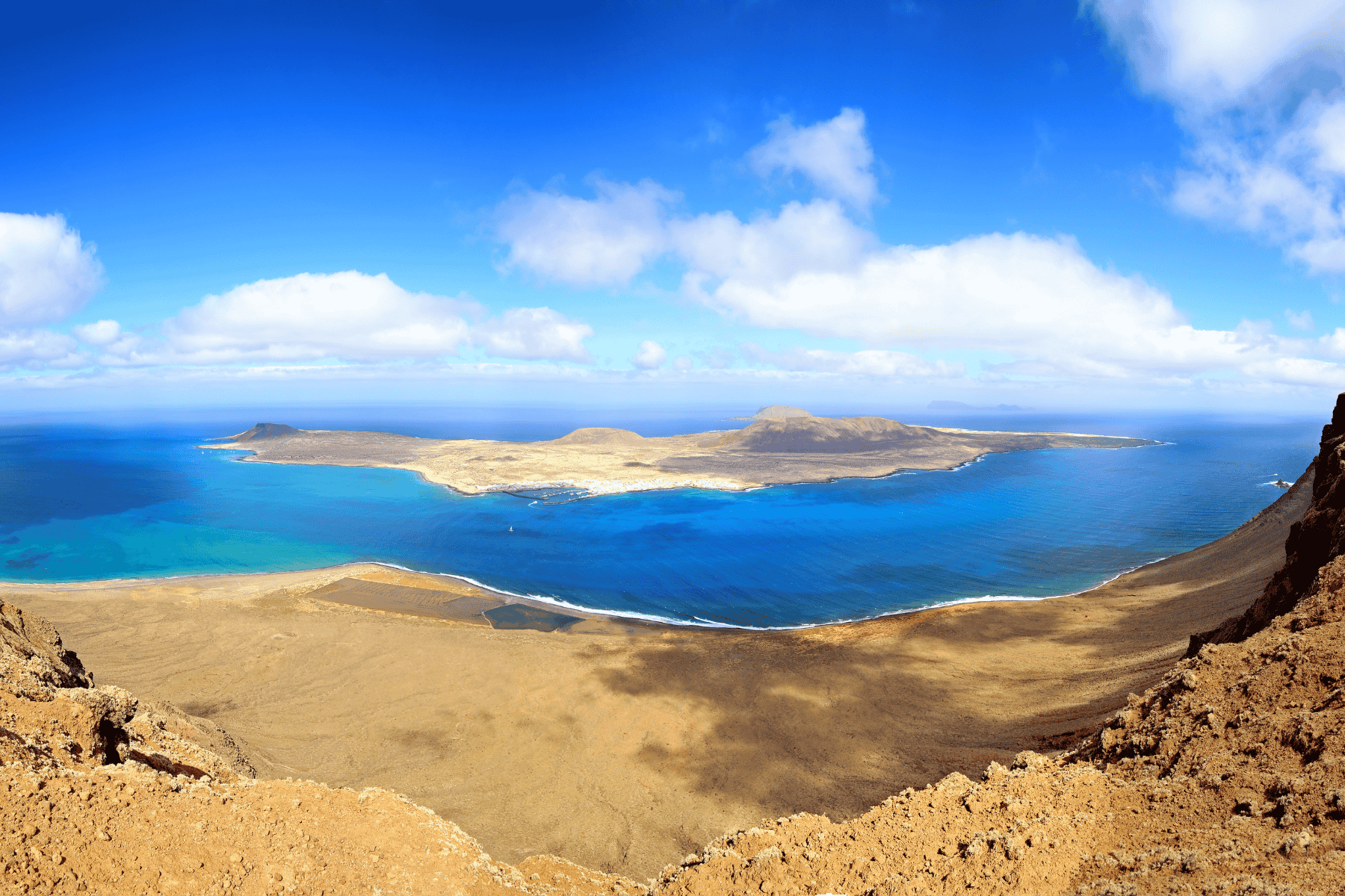 Lanzarote: vulcani, arte e tradizioni dal 22 al 29 novembre 2026 Scopri Lanzarote tra paesaggi vulcanici, spiagge selvagge, villaggi storici, visite guidate, degustazioni e le opere di César Manrique.