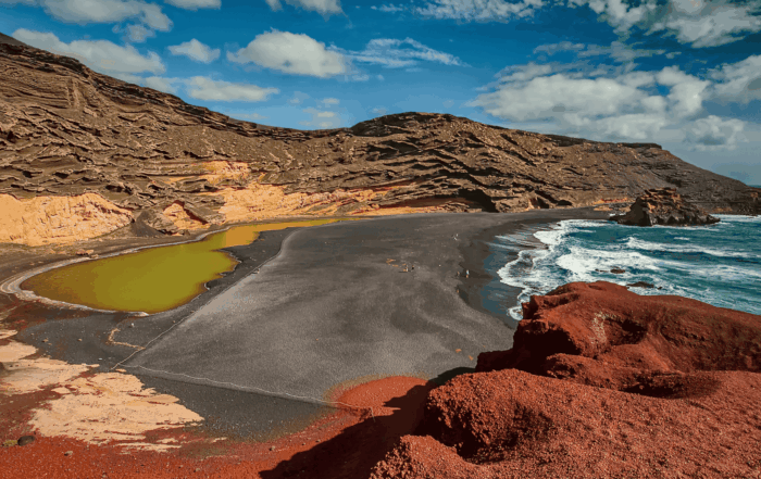 Lanzarote: vulcani, arte e tradizioni dal 22 al 29 novembre 2026 Scopri Lanzarote tra paesaggi vulcanici, spiagge selvagge, villaggi storici, visite guidate, degustazioni e le opere di César Manrique.